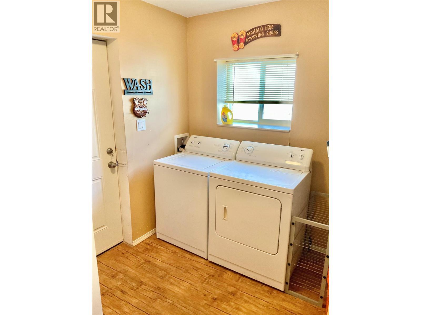 547 Eighth Avenue, Midway, BC - Indoor Photo Showing Laundry Room