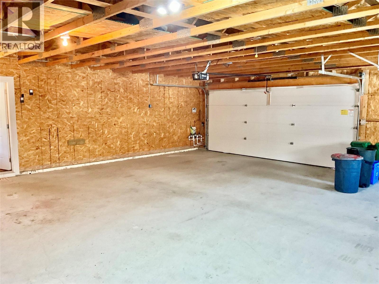 547 Eighth Avenue, Midway, BC - Indoor Photo Showing Garage
