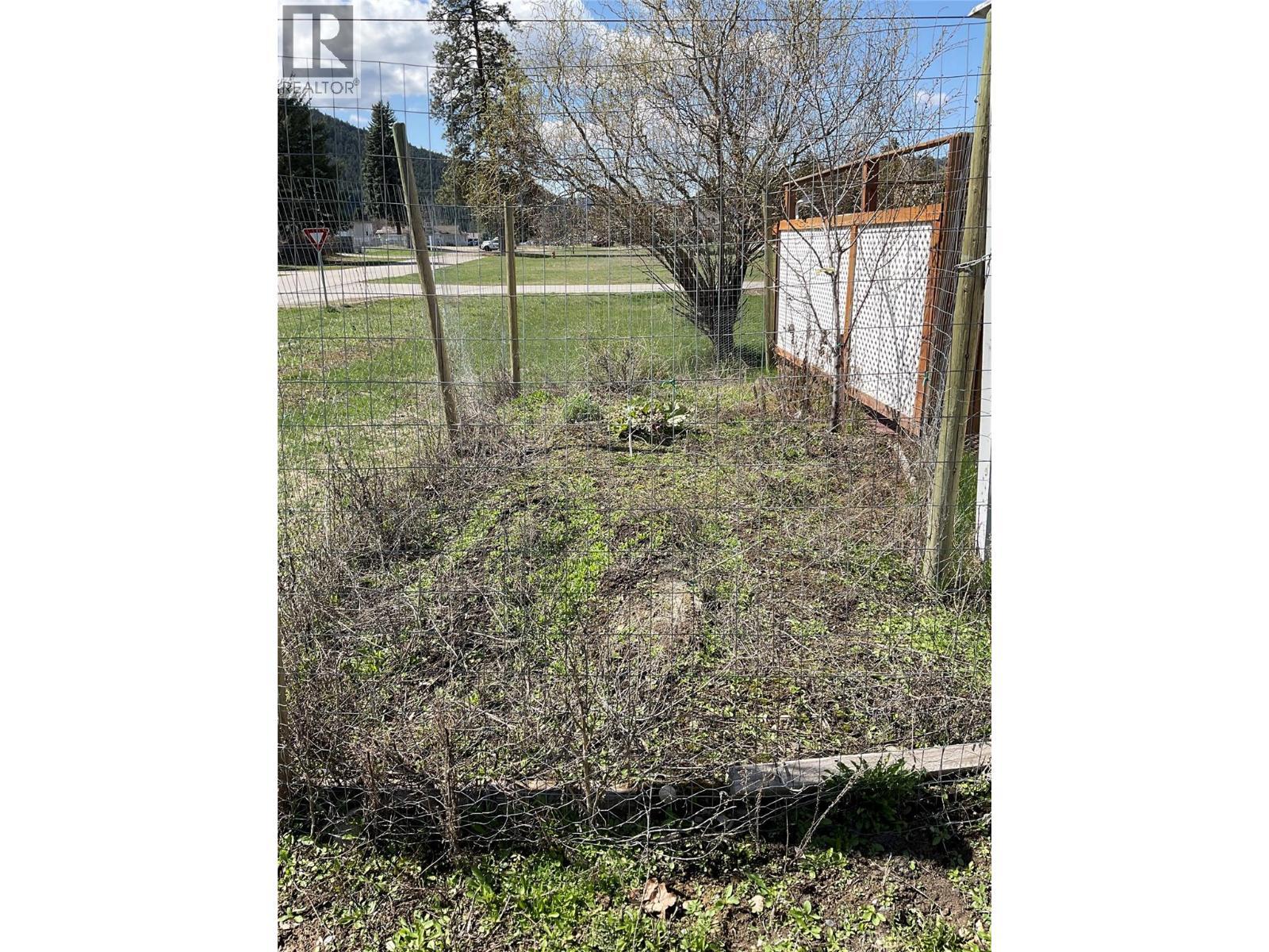547 Eighth Avenue, Midway, BC - Outdoor