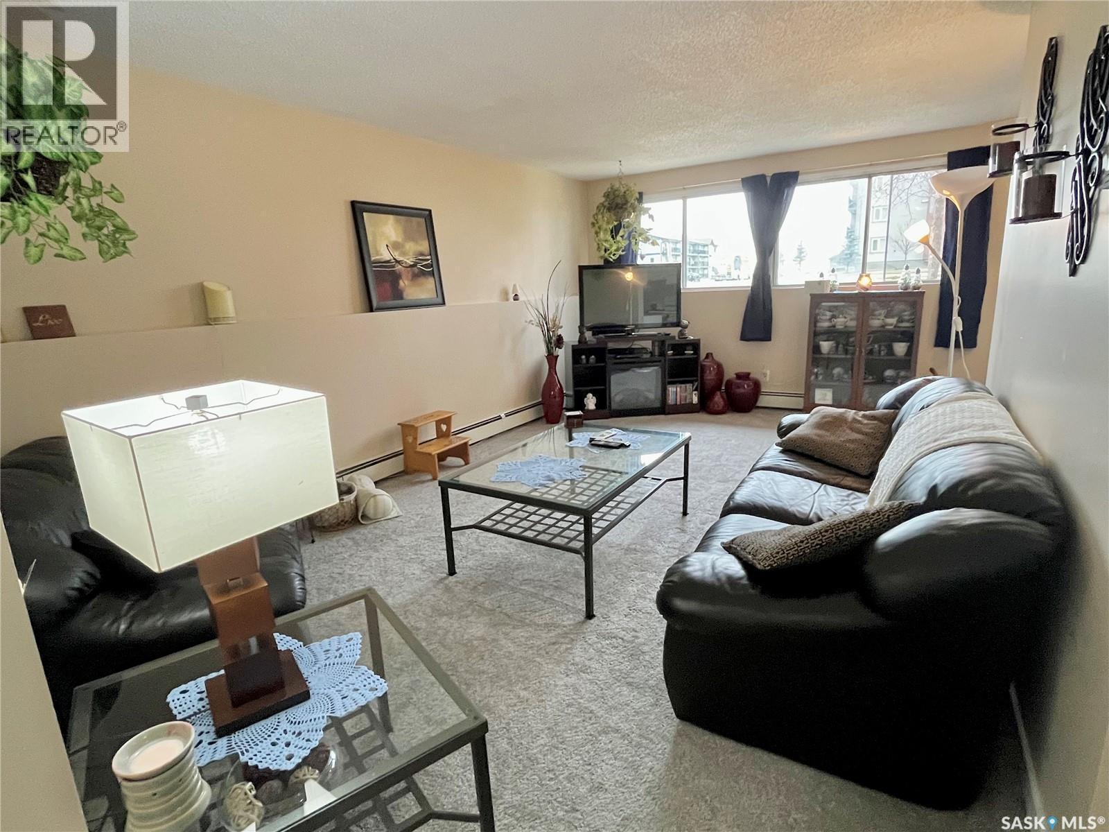 101 502 5Th Avenue, Weyburn, SK - Indoor Photo Showing Living Room