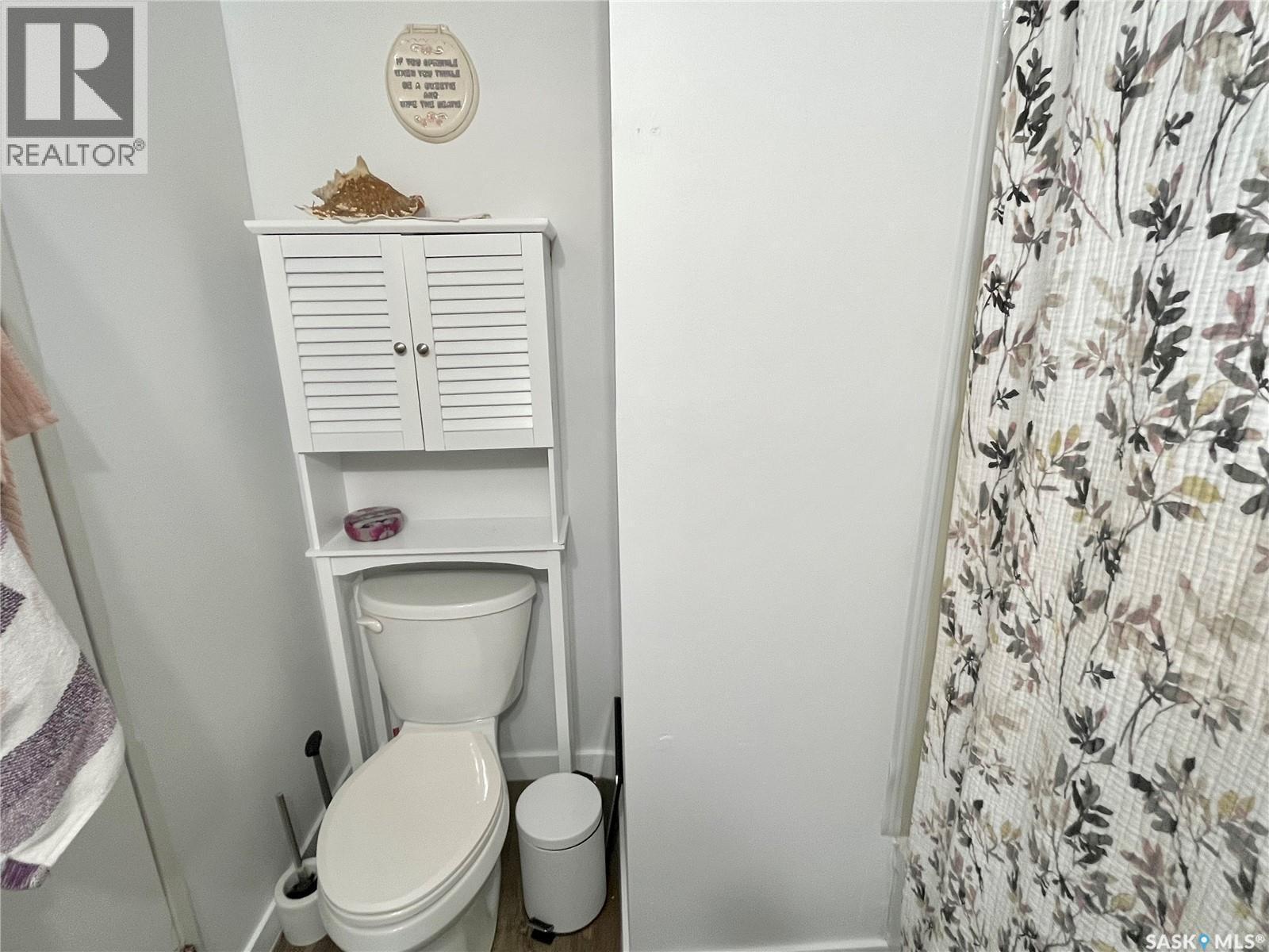 101 502 5Th Avenue, Weyburn, SK - Indoor Photo Showing Bathroom