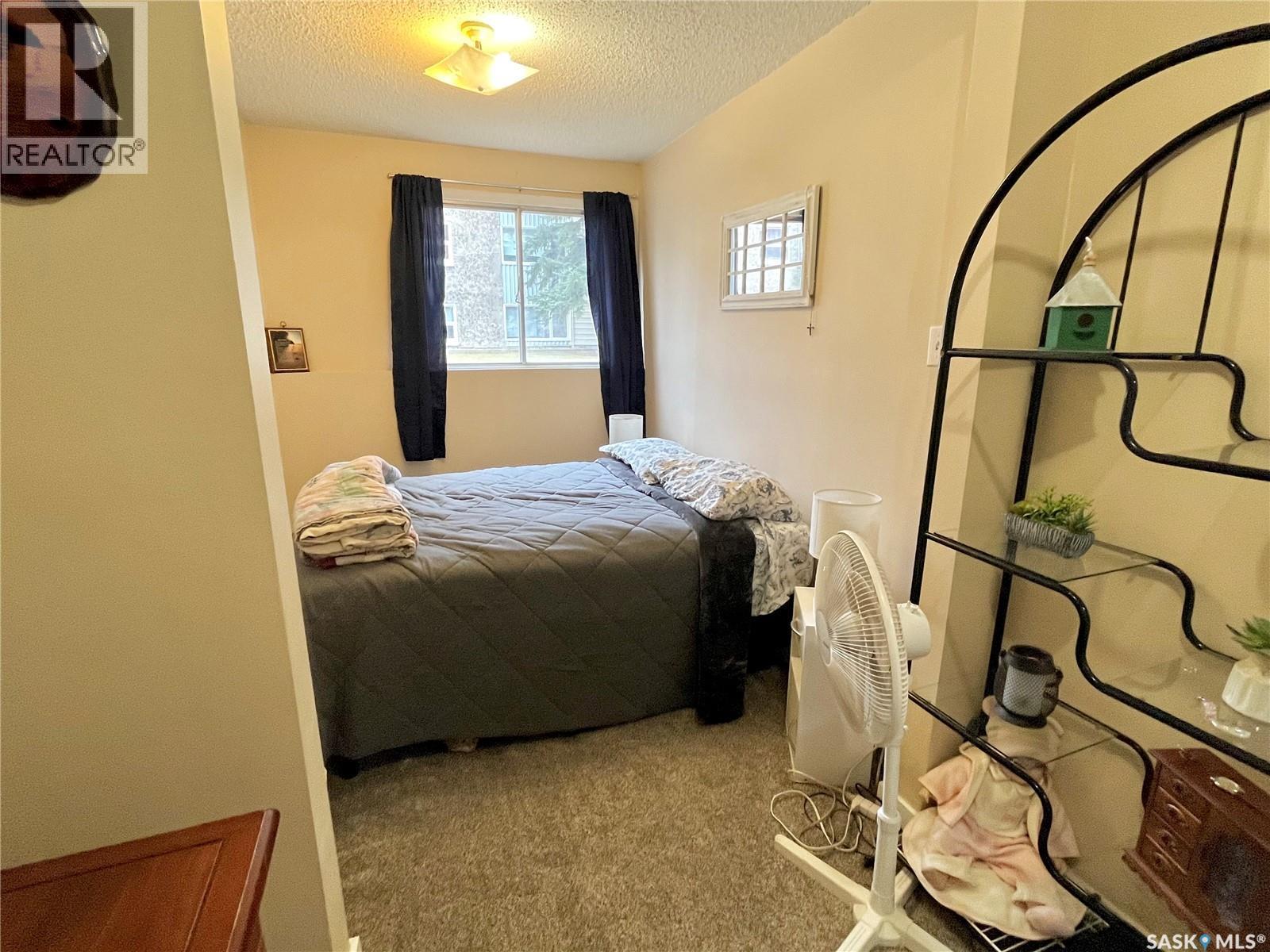 101 502 5Th Avenue, Weyburn, SK - Indoor Photo Showing Bedroom
