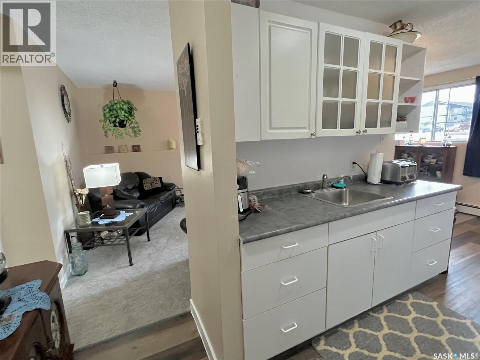 101 502 5Th Avenue, Weyburn, SK - Indoor