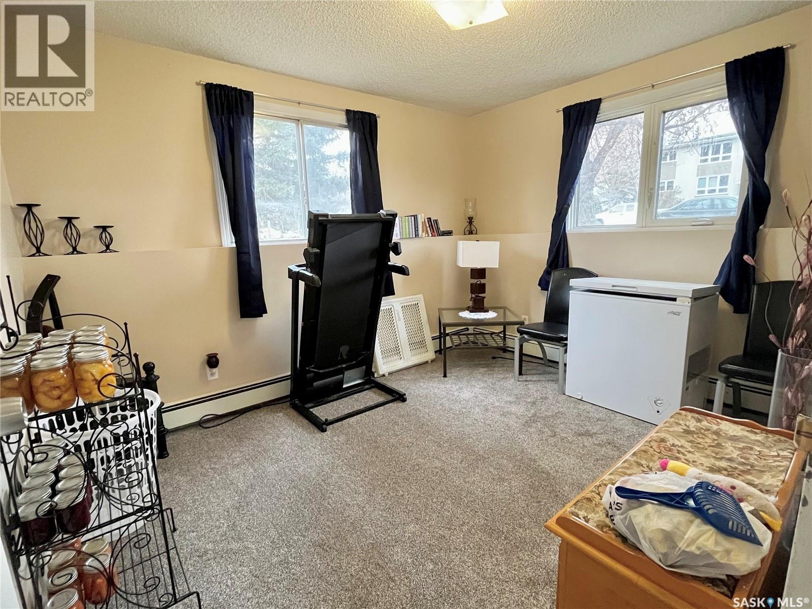 101 502 5Th Avenue, Weyburn, SK - Indoor