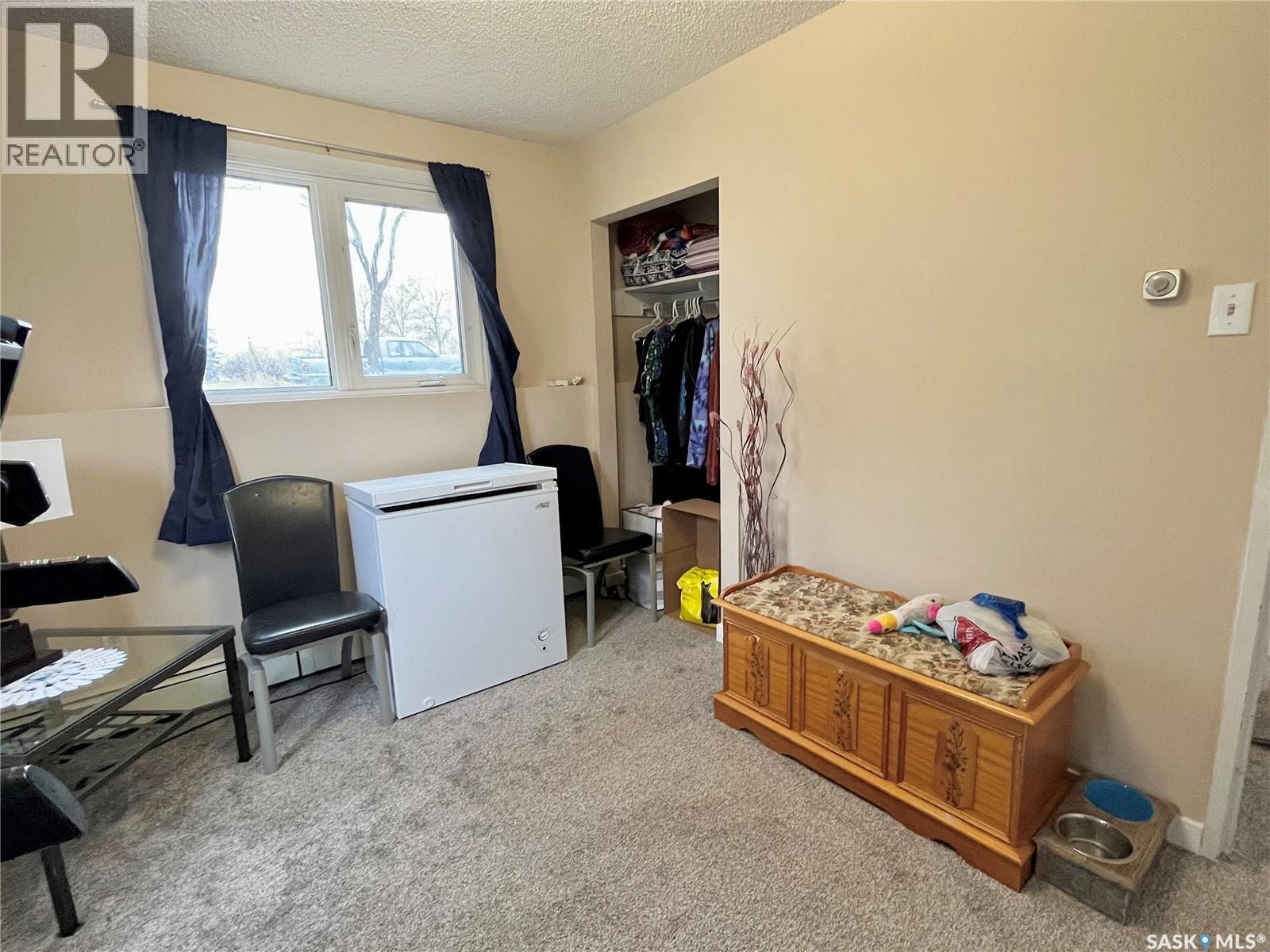 101 502 5Th Avenue, Weyburn, SK - Indoor