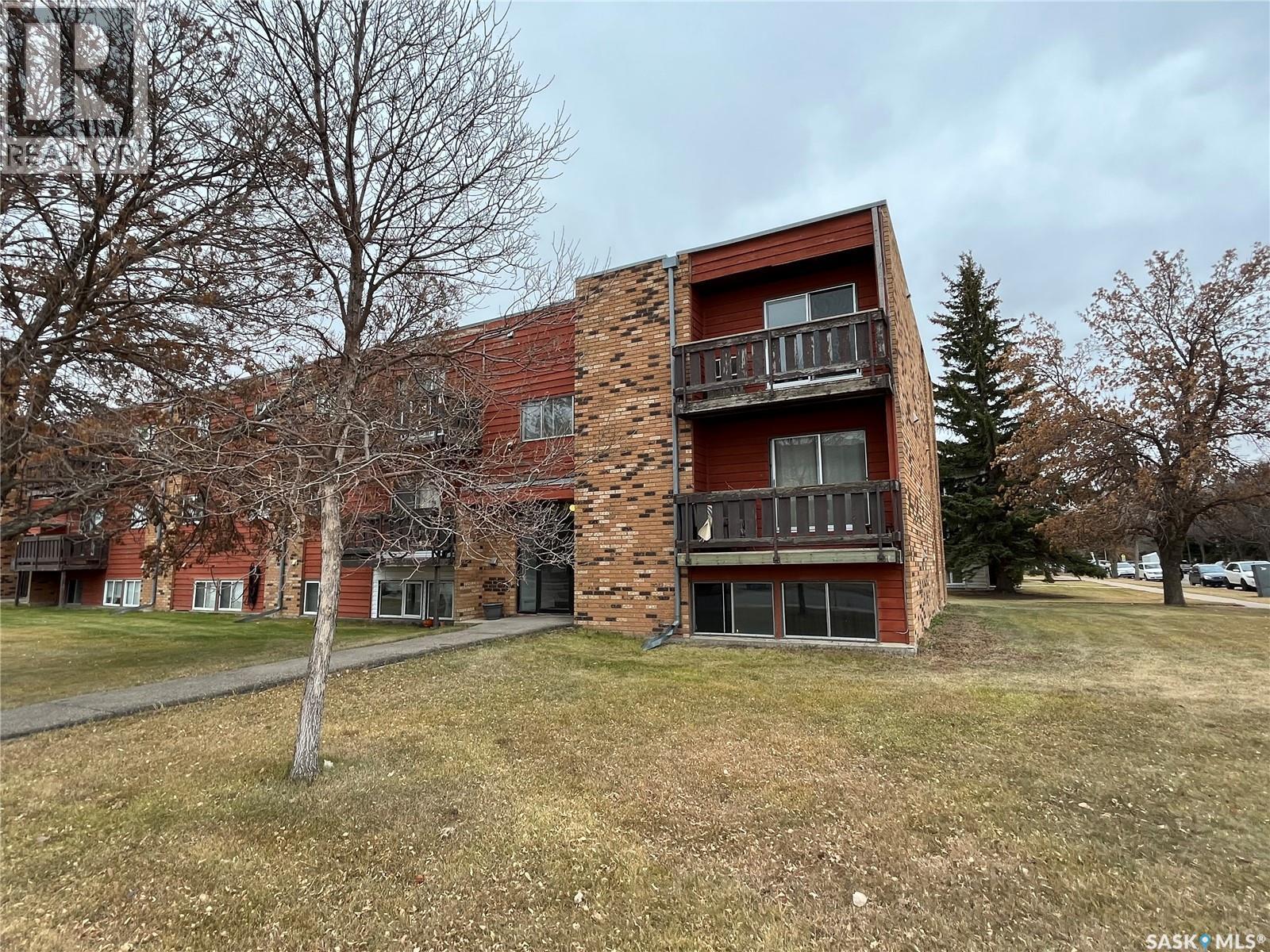 101 502 5Th Avenue, Weyburn, SK - Outdoor