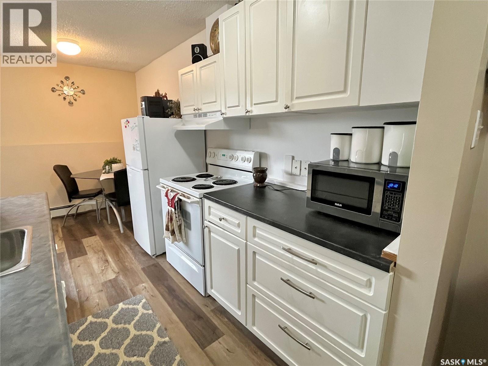 101 502 5Th Avenue, Weyburn, SK - Indoor Photo Showing Kitchen