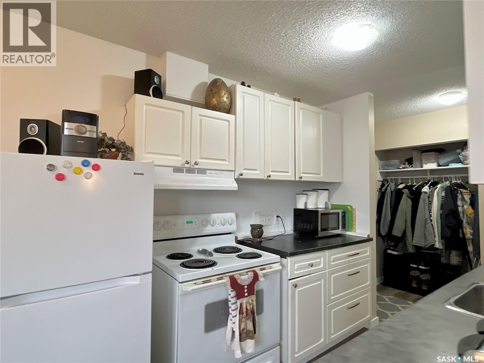 101 502 5Th Avenue, Weyburn, SK - Indoor Photo Showing Kitchen