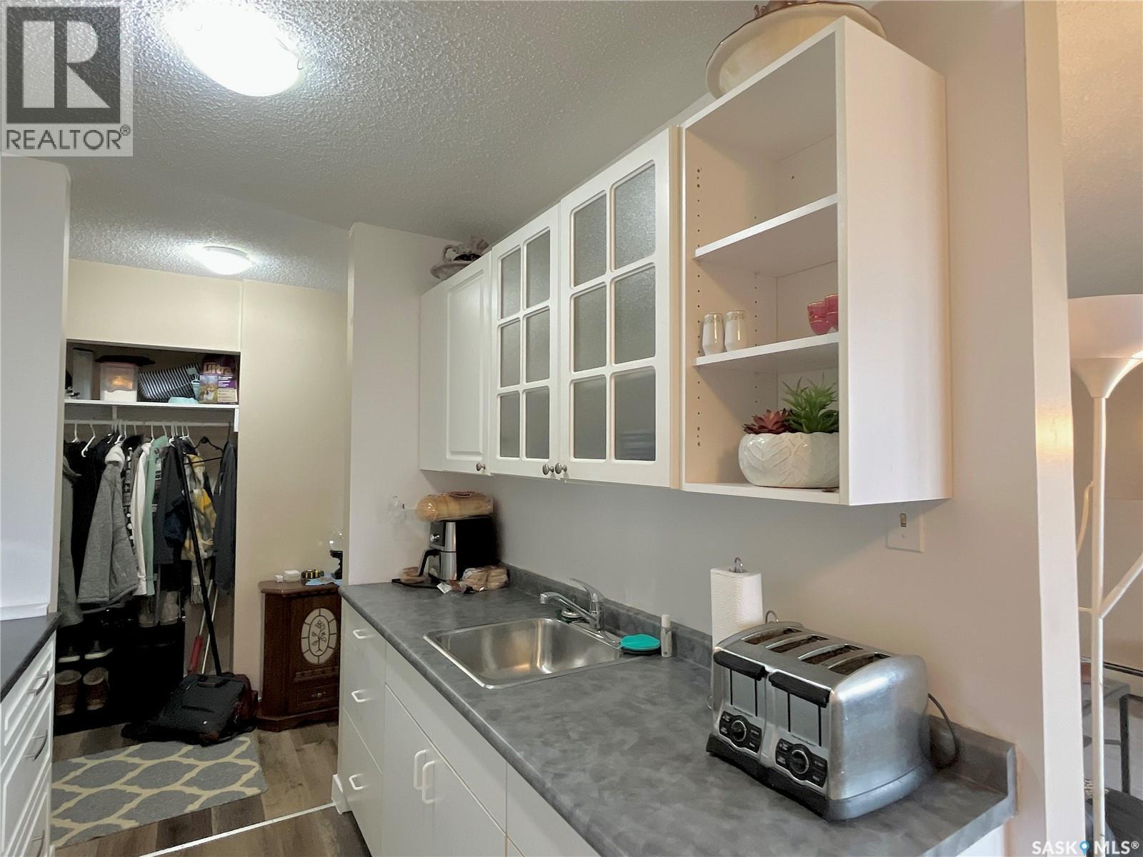 101 502 5Th Avenue, Weyburn, SK - Indoor