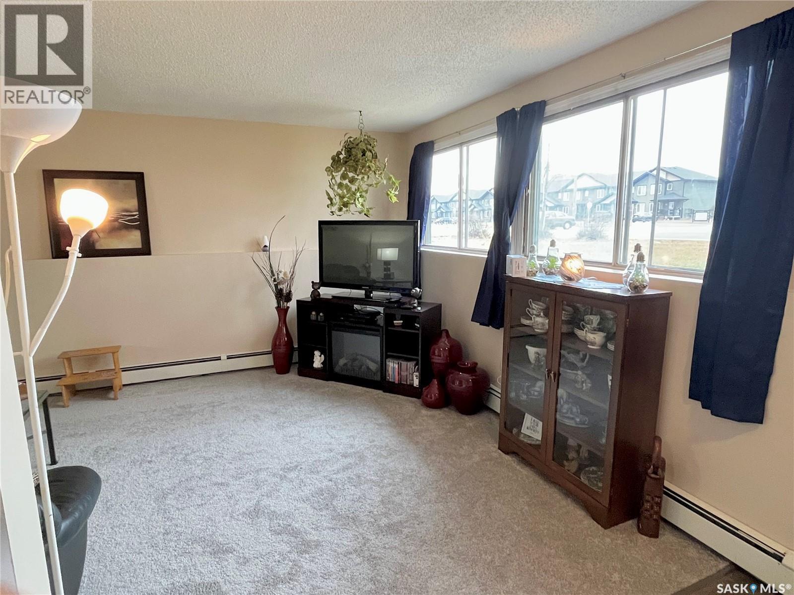 101 502 5Th Avenue, Weyburn, SK - Indoor