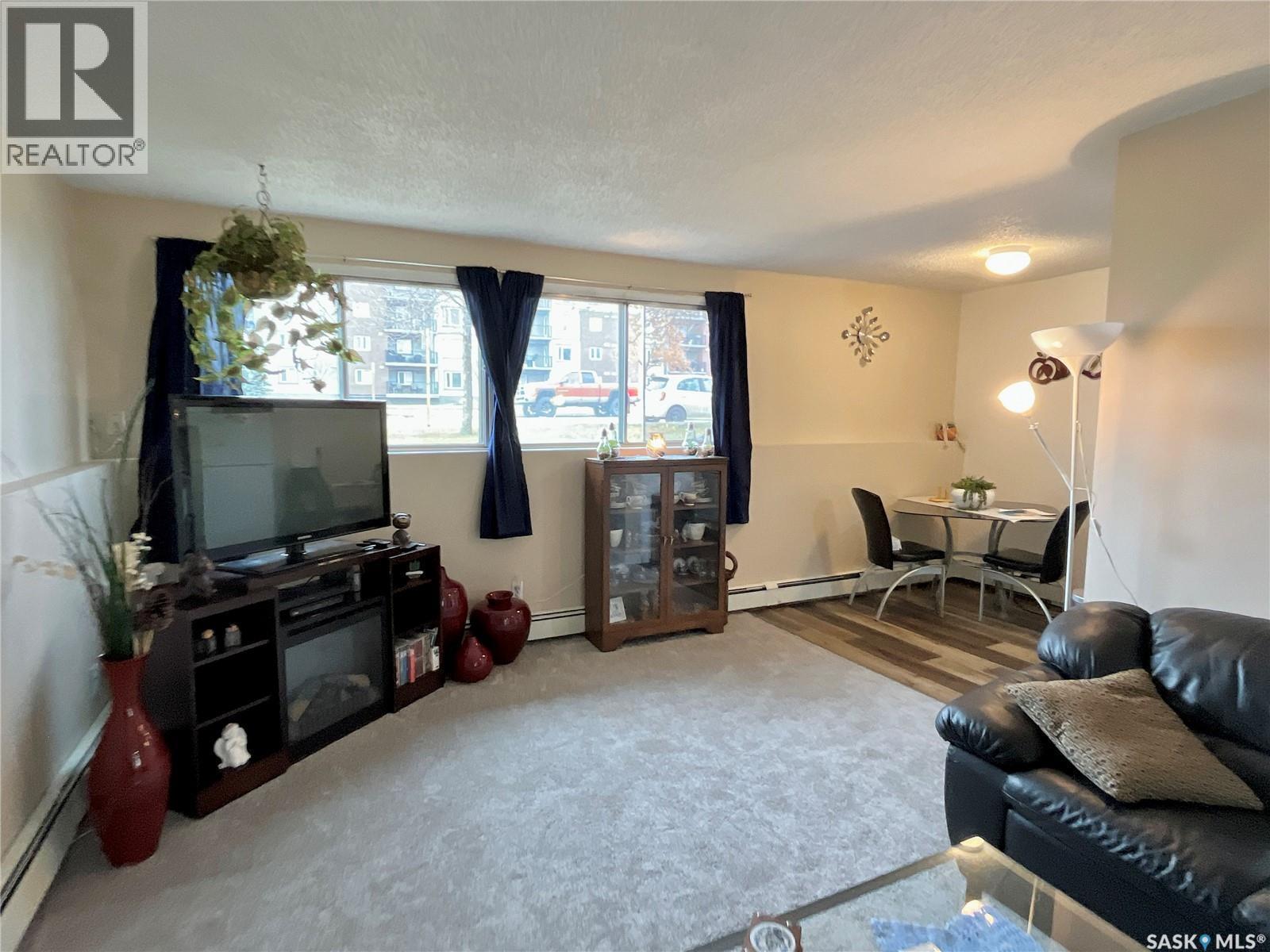 101 502 5Th Avenue, Weyburn, SK - Indoor Photo Showing Living Room