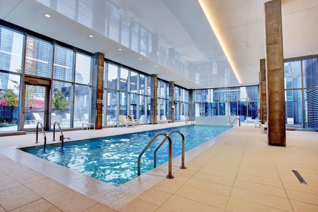 Piscine - 802-1450 Boul. René-Lévesque O., Montréal (Ville-Marie), QC - Indoor Photo Showing Other Room With In Ground Pool