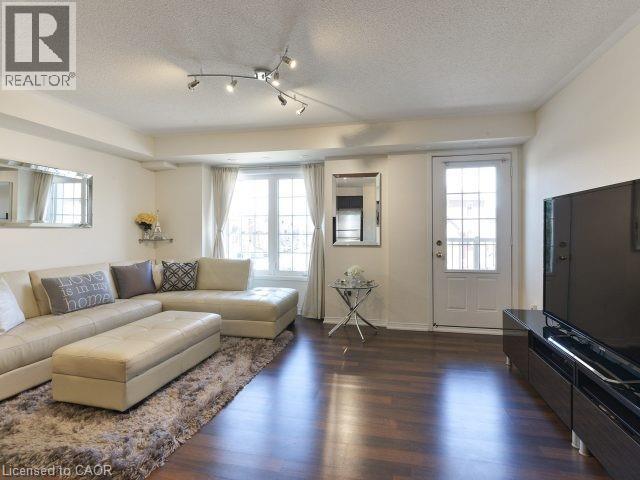 129 Isaac Devins Boulevard Unit# 7, Toronto, ON - Indoor Photo Showing Living Room