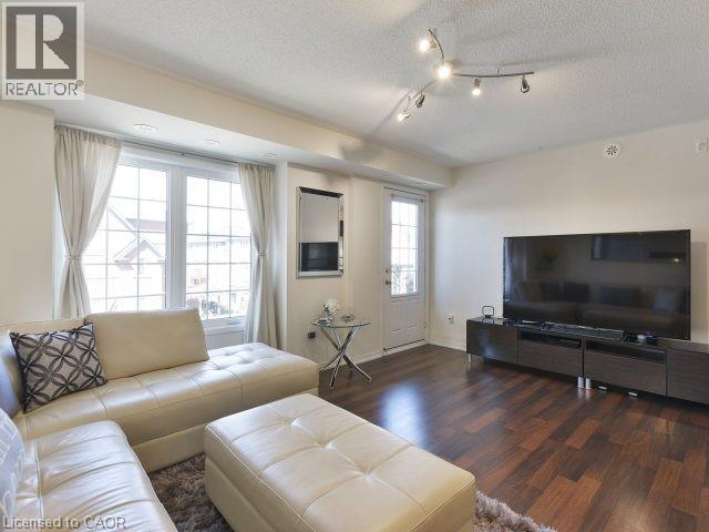 129 Isaac Devins Boulevard Unit# 7, Toronto, ON - Indoor Photo Showing Living Room