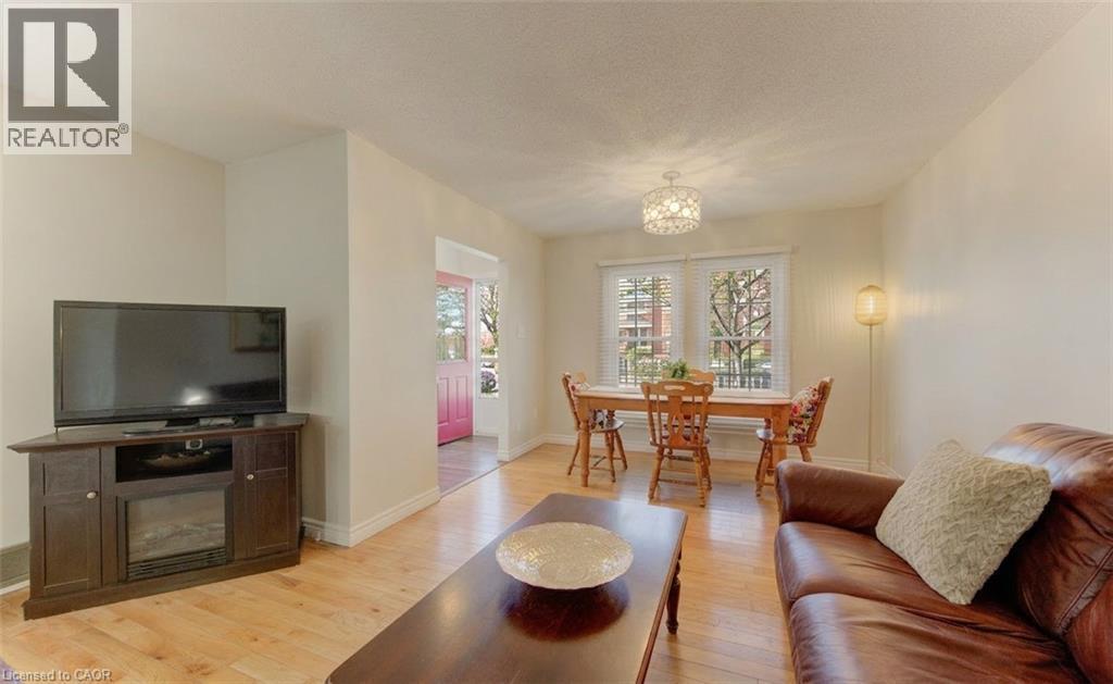 190 Natchez Road, Kitchener, ON - Indoor Photo Showing Living Room