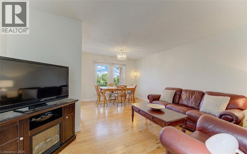 190 Natchez Road, Kitchener, ON - Indoor Photo Showing Living Room