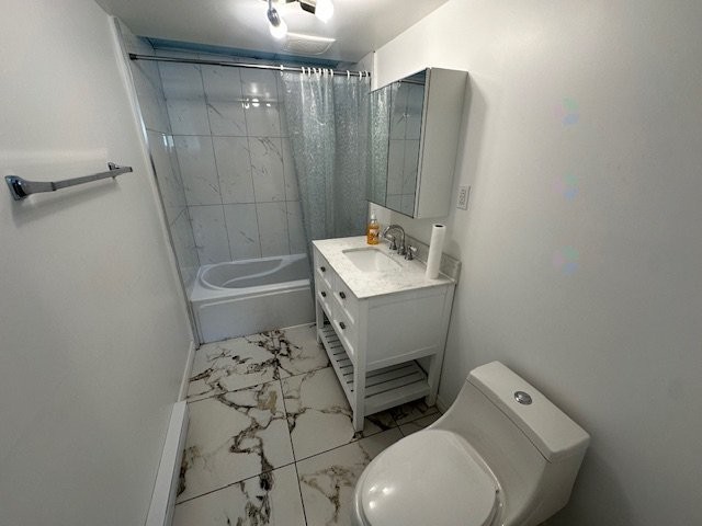 Bathroom - 830 Rue Radisson, Montréal (Lasalle), QC - Indoor Photo Showing Bathroom