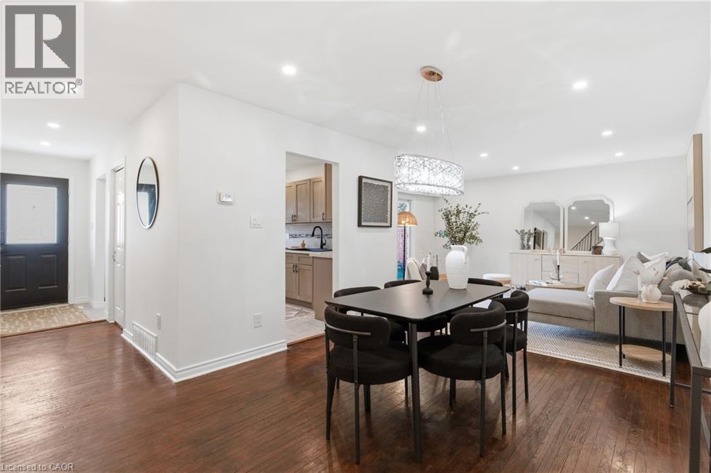 587 Timber Lane, Burlington, ON - Indoor Photo Showing Dining Room