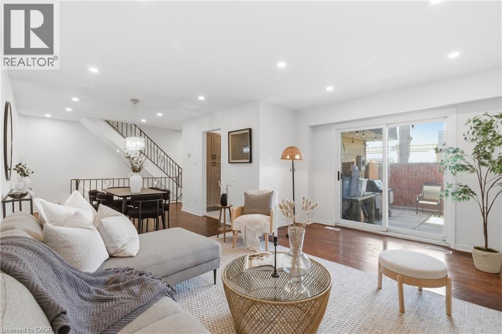 587 Timber Lane, Burlington, ON - Indoor Photo Showing Living Room