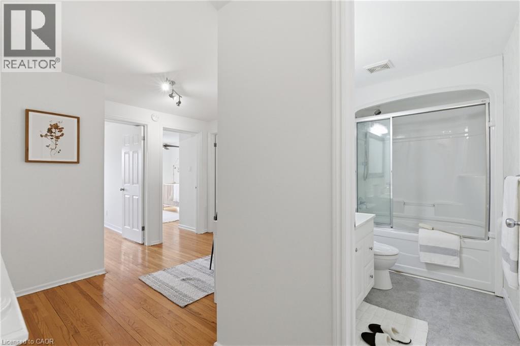587 Timber Lane, Burlington, ON - Indoor Photo Showing Bathroom