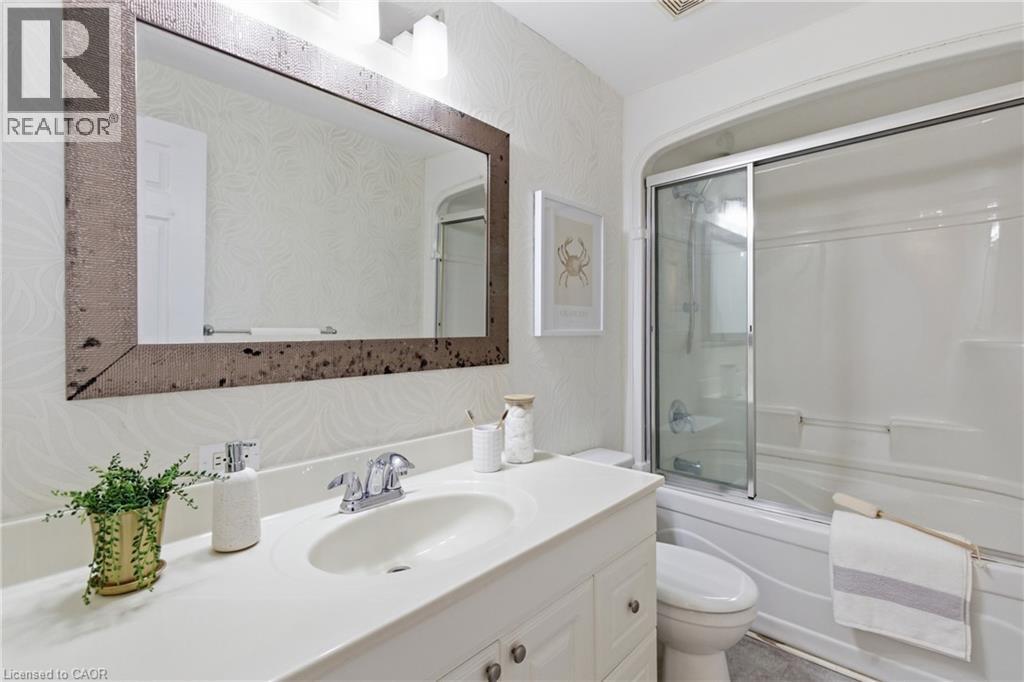 587 Timber Lane, Burlington, ON - Indoor Photo Showing Bathroom