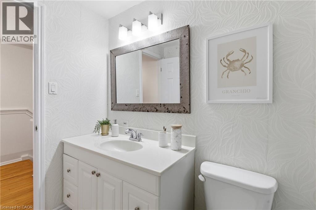 587 Timber Lane, Burlington, ON - Indoor Photo Showing Bathroom