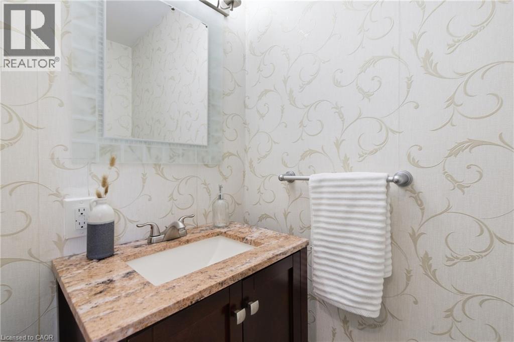 587 Timber Lane, Burlington, ON - Indoor Photo Showing Bathroom