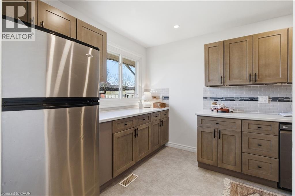 587 Timber Lane, Burlington, ON - Indoor Photo Showing Kitchen