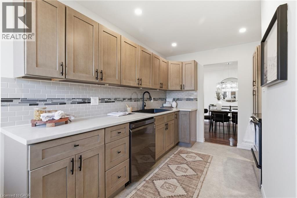 587 Timber Lane, Burlington, ON - Indoor Photo Showing Kitchen