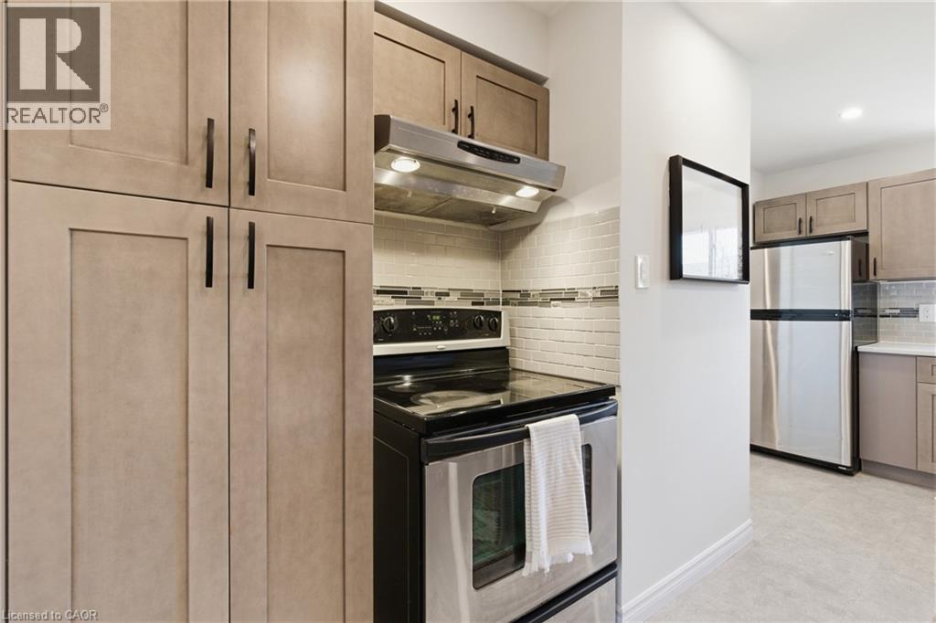 587 Timber Lane, Burlington, ON - Indoor Photo Showing Kitchen