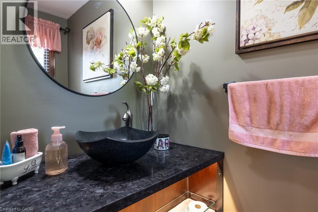 Bathroom with vanity - 15 Marquette Drive, Kitchener, ON - Indoor