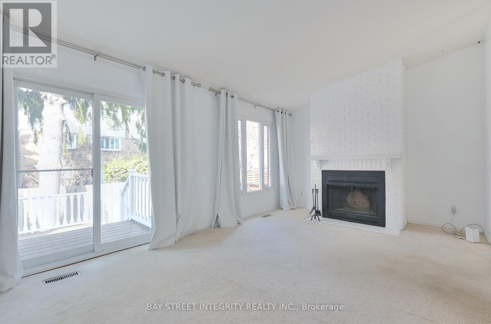 976 Raintree Lane, Mississauga, ON - Indoor Photo Showing Living Room With Fireplace