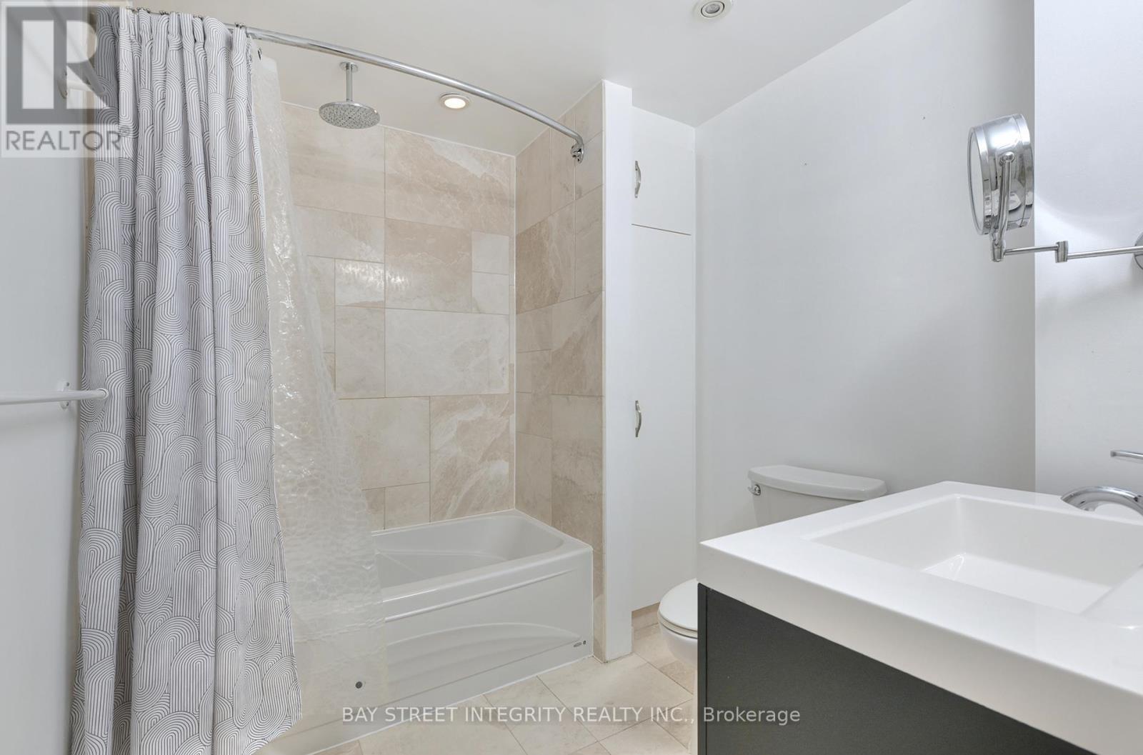 976 Raintree Lane, Mississauga, ON - Indoor Photo Showing Bathroom