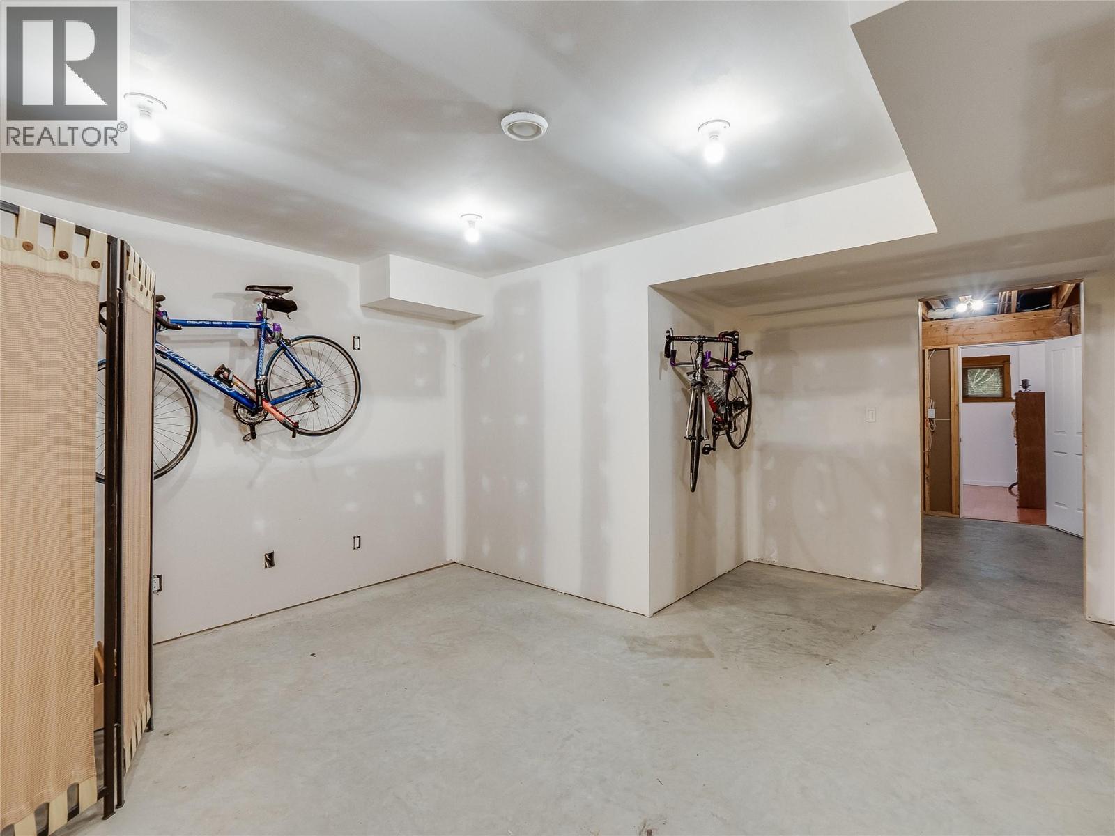 3179 Heddle Road, Nelson, BC - Indoor