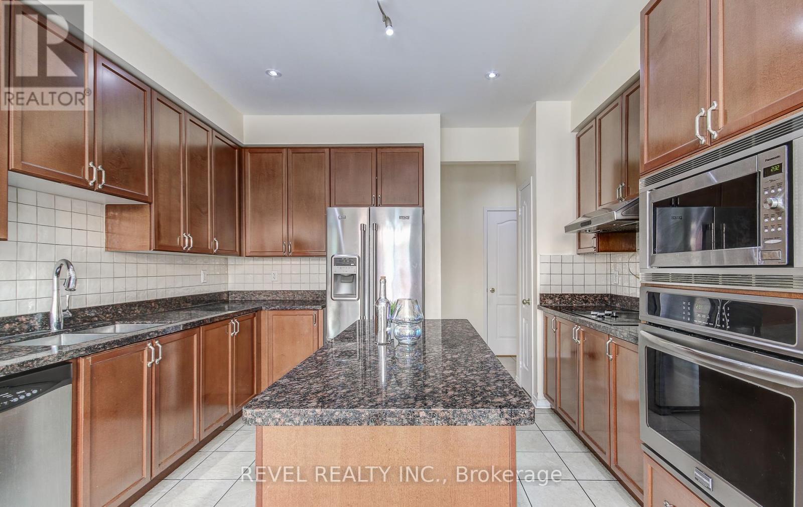 5 Treegrove Crescent, Brampton, ON - Indoor Photo Showing Kitchen With Double Sink