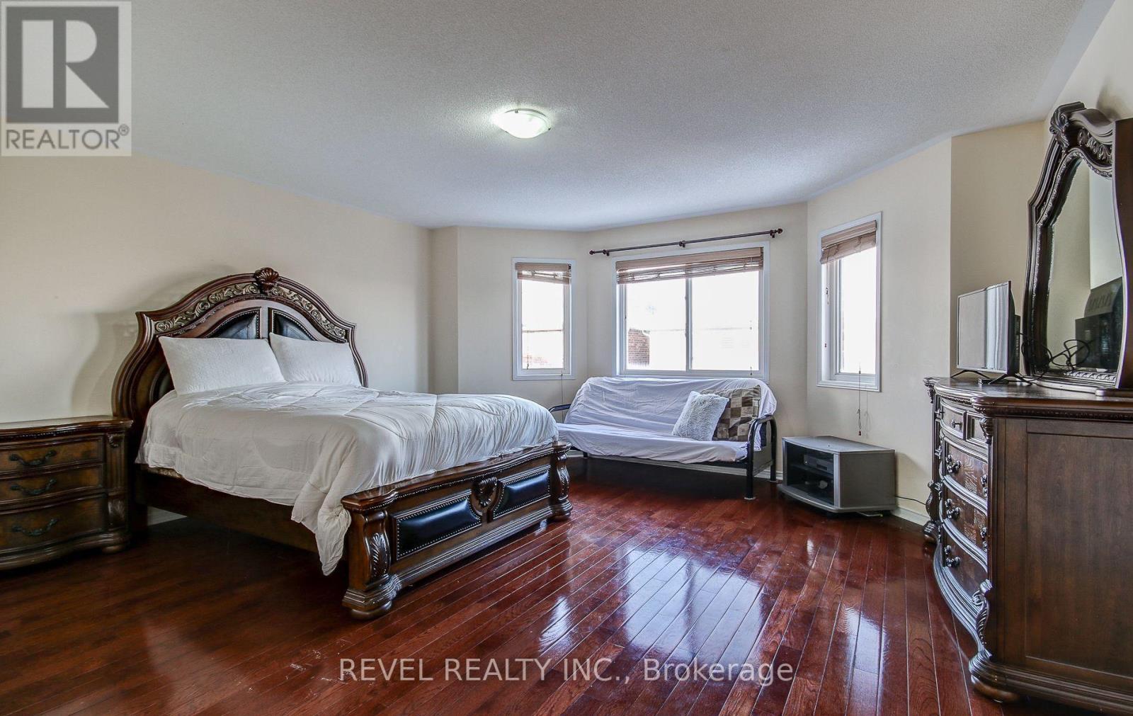 5 Treegrove Crescent, Brampton, ON - Indoor Photo Showing Bedroom