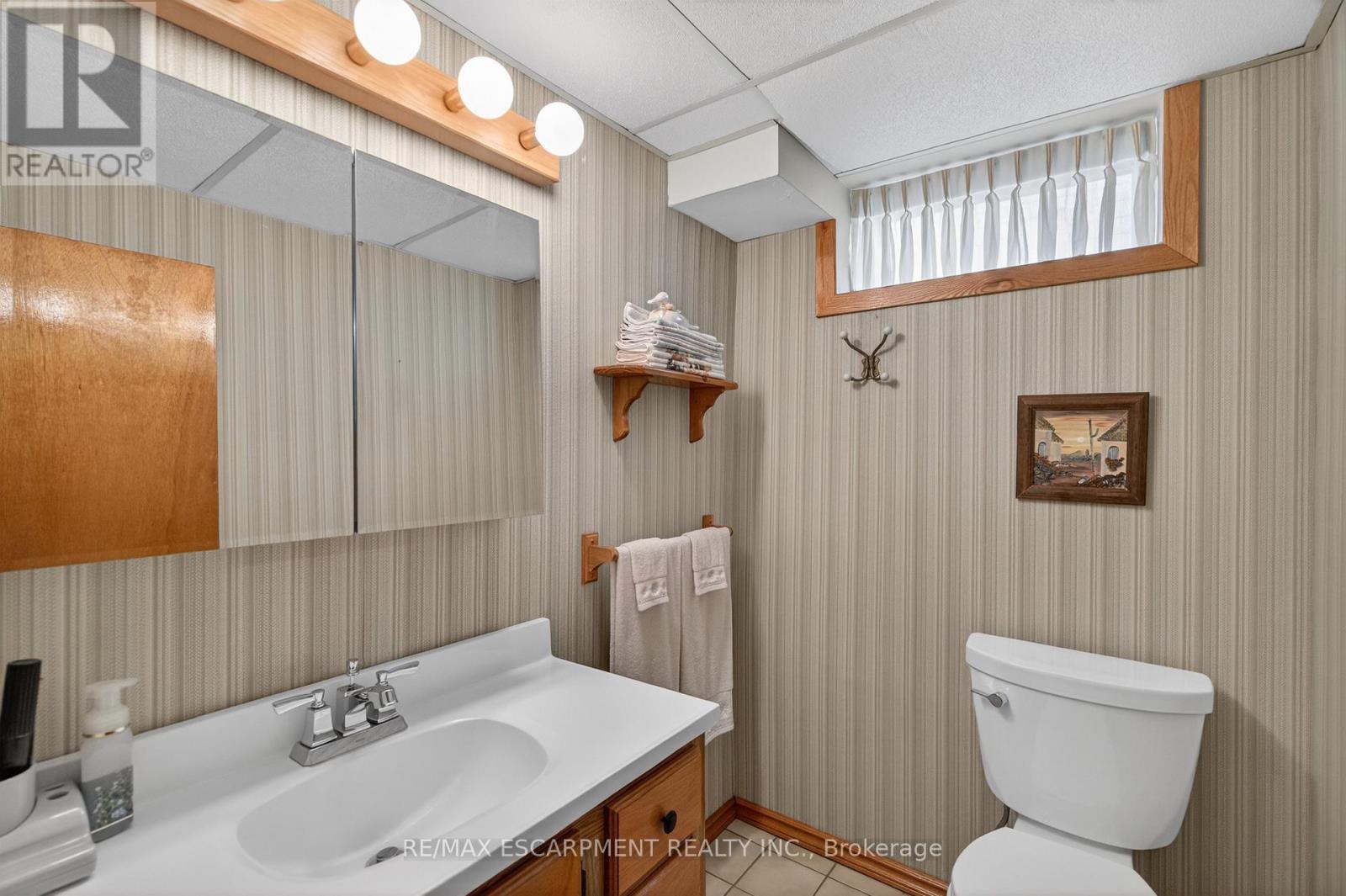 30 Basin Crescent, Hamilton, ON - Indoor Photo Showing Bathroom