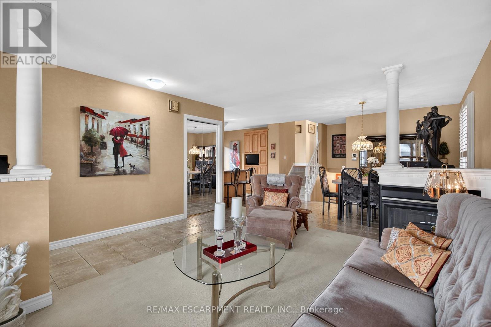 30 Basin Crescent, Hamilton, ON - Indoor Photo Showing Living Room