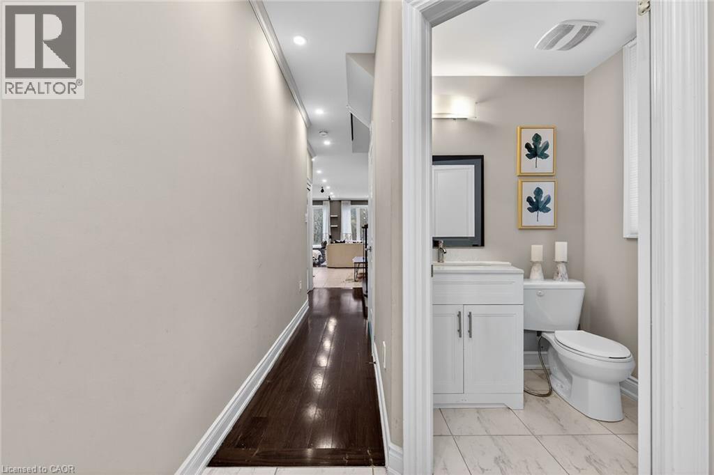 Hallway featuring baseboards and recessed lighting - 7809 Hackberry Trail E, Niagara Falls, ON - Indoor Photo Showing Bathroom