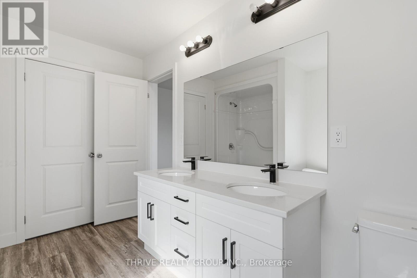 2318 Jordan Boulevard, London North (North S), ON - Indoor Photo Showing Bathroom