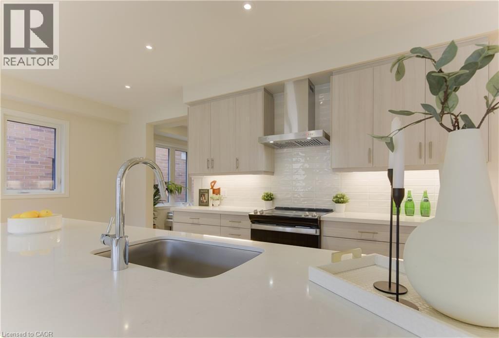 39 Guernsey Drive, Kitchener, ON - Indoor Photo Showing Kitchen With Upgraded Kitchen