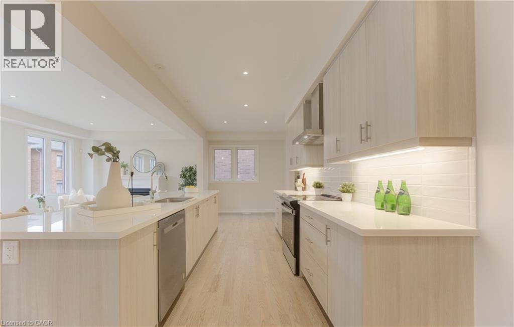 39 Guernsey Drive, Kitchener, ON - Indoor Photo Showing Kitchen With Upgraded Kitchen