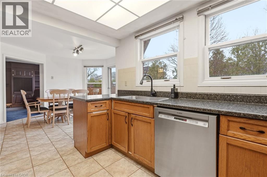 4150 Millcroft Park Drive, Burlington, ON - Indoor Photo Showing Kitchen
