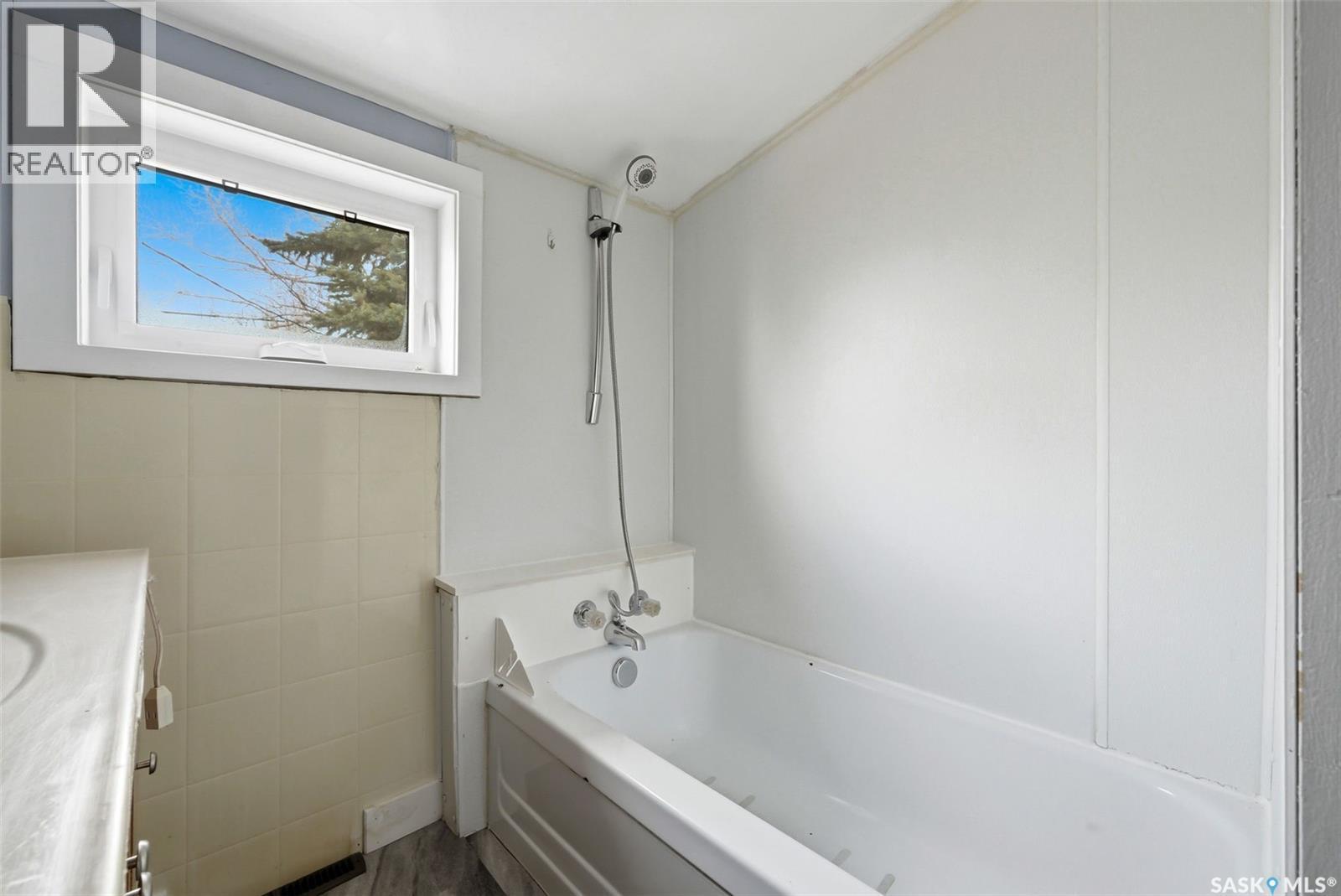 304 Main Street, Avonlea, SK - Indoor Photo Showing Bathroom