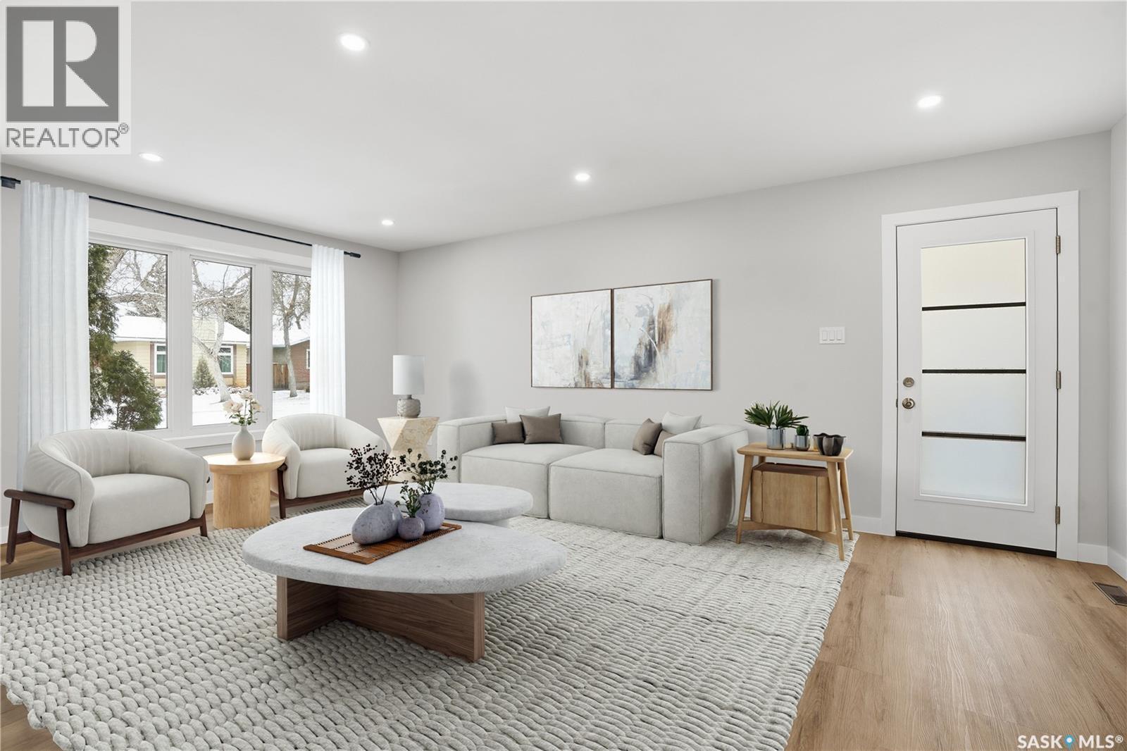 31 Newstead Avenue, Regina, SK - Indoor Photo Showing Living Room
