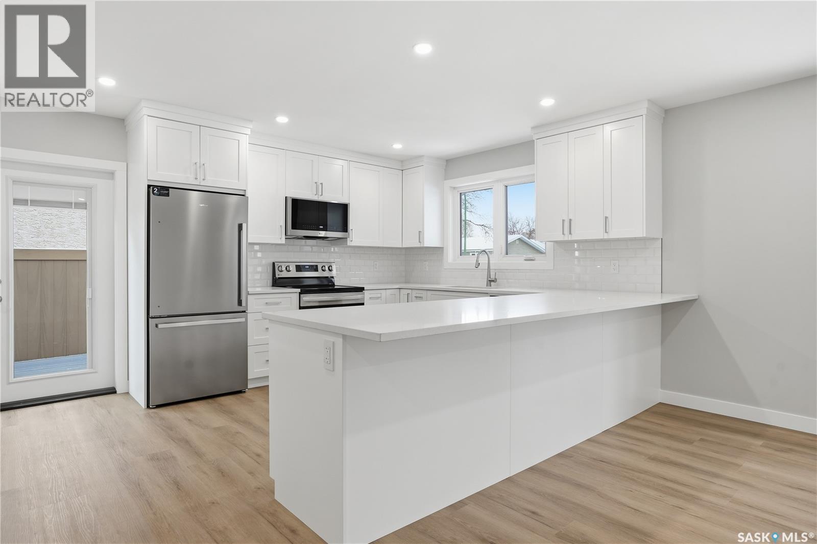 31 Newstead Avenue, Regina, SK - Indoor Photo Showing Kitchen With Stainless Steel Kitchen With Upgraded Kitchen