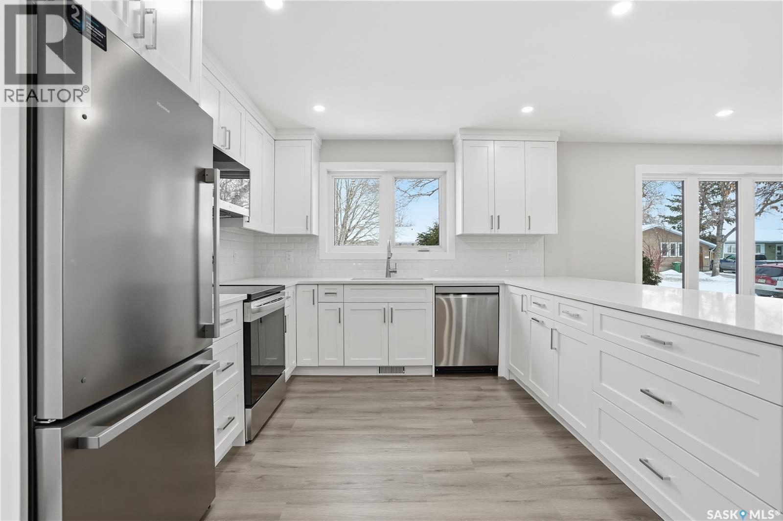 31 Newstead Avenue, Regina, SK - Indoor Photo Showing Kitchen With Stainless Steel Kitchen With Upgraded Kitchen