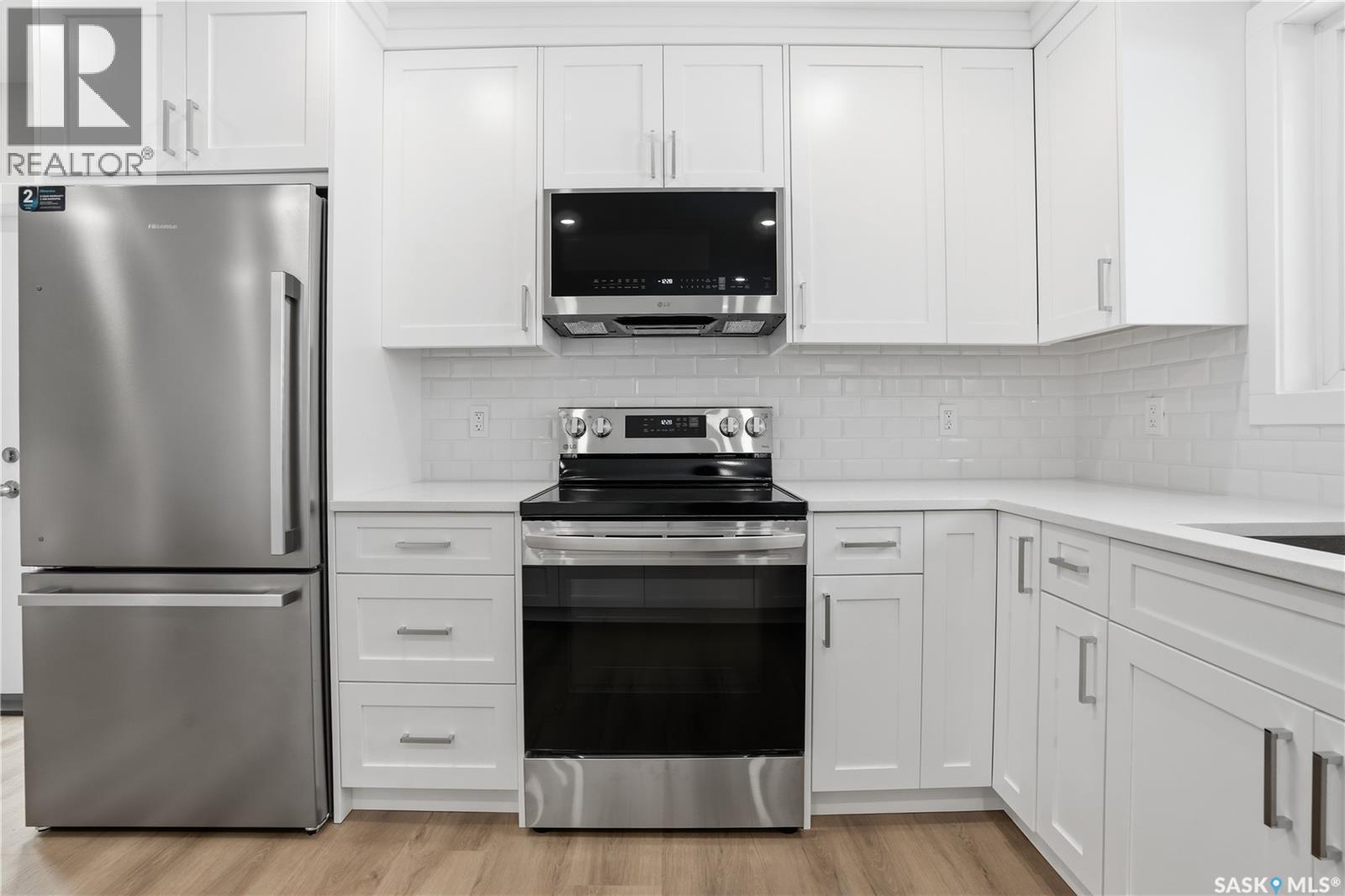 31 Newstead Avenue, Regina, SK - Indoor Photo Showing Kitchen With Stainless Steel Kitchen With Upgraded Kitchen