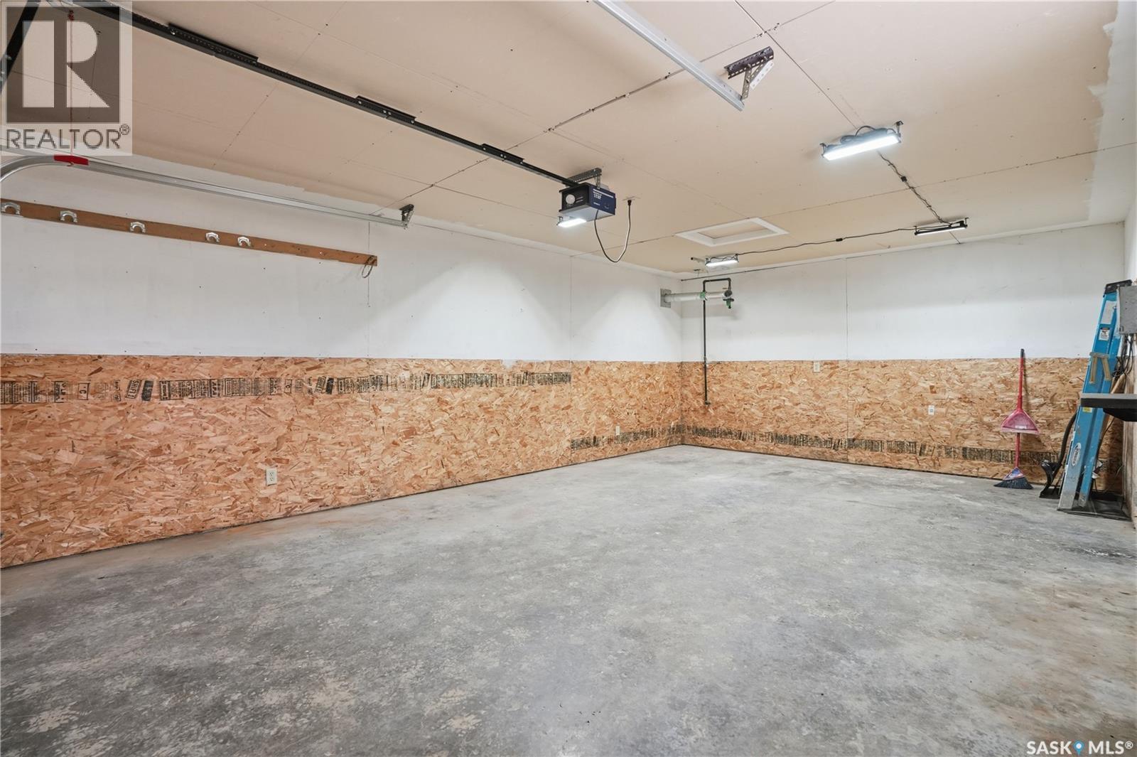 31 Newstead Avenue, Regina, SK - Indoor Photo Showing Garage