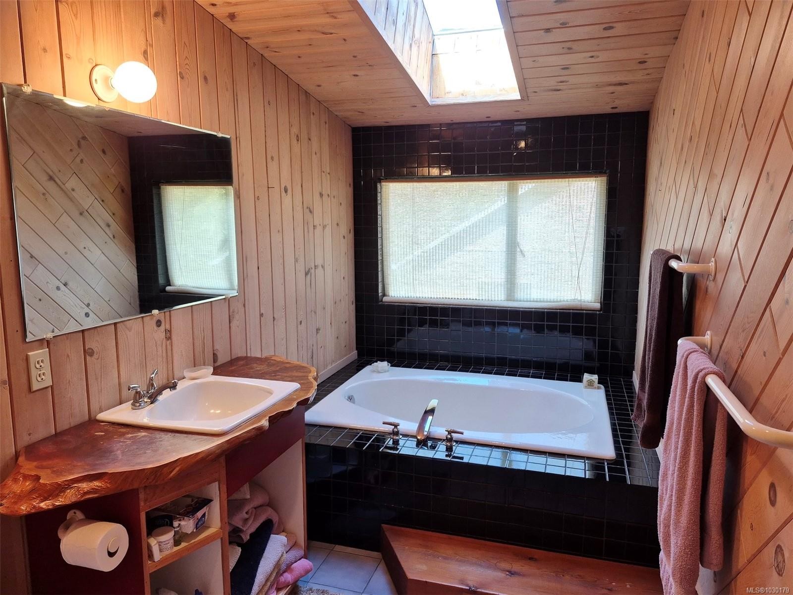 5904 Garvin Rd, Union Bay, BC